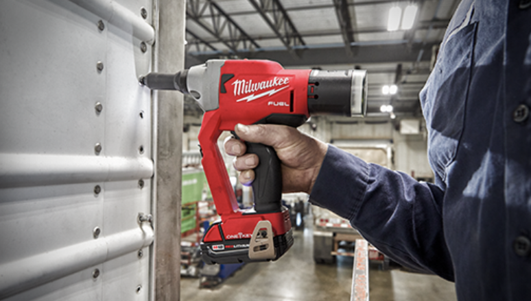 MILWAUKEE Tool presenta una nueva remachadora a batería M18 FUEL